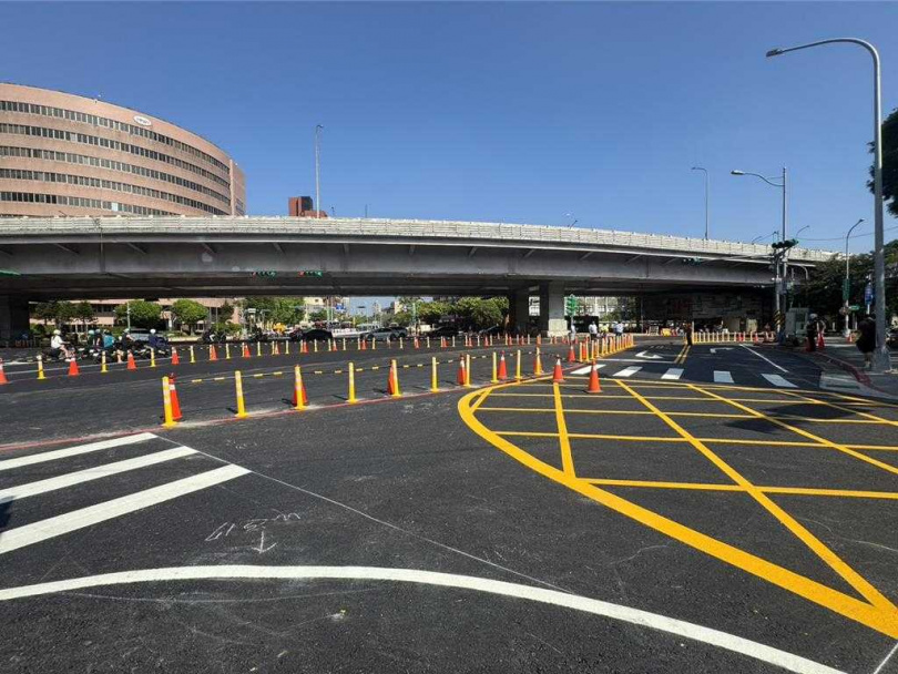 北市府為促進交通安全,13日拆除圓環並填平公車專用地下道,改為正交路口,於29日提前通車,除繪製新標線外,車輛禁止通行區域也已設軟式立中央分隔柱。(圖/報系資料照)