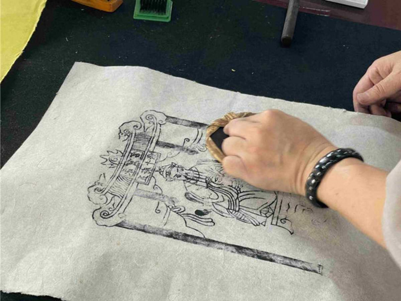 拓印大符非常費工夫，從色號深淺到飽滿度都有學問。（圖／翻攝自永靈宮官網）