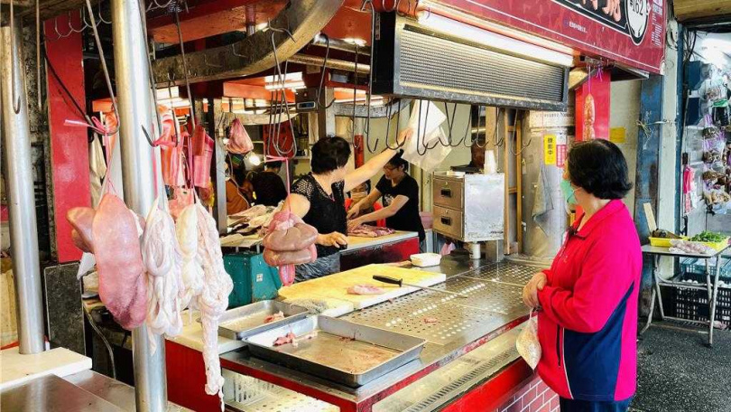 婆婆媽媽搶買豬肉備貨，豪擲上千元不手軟。（圖／蕭嘉蕙攝）