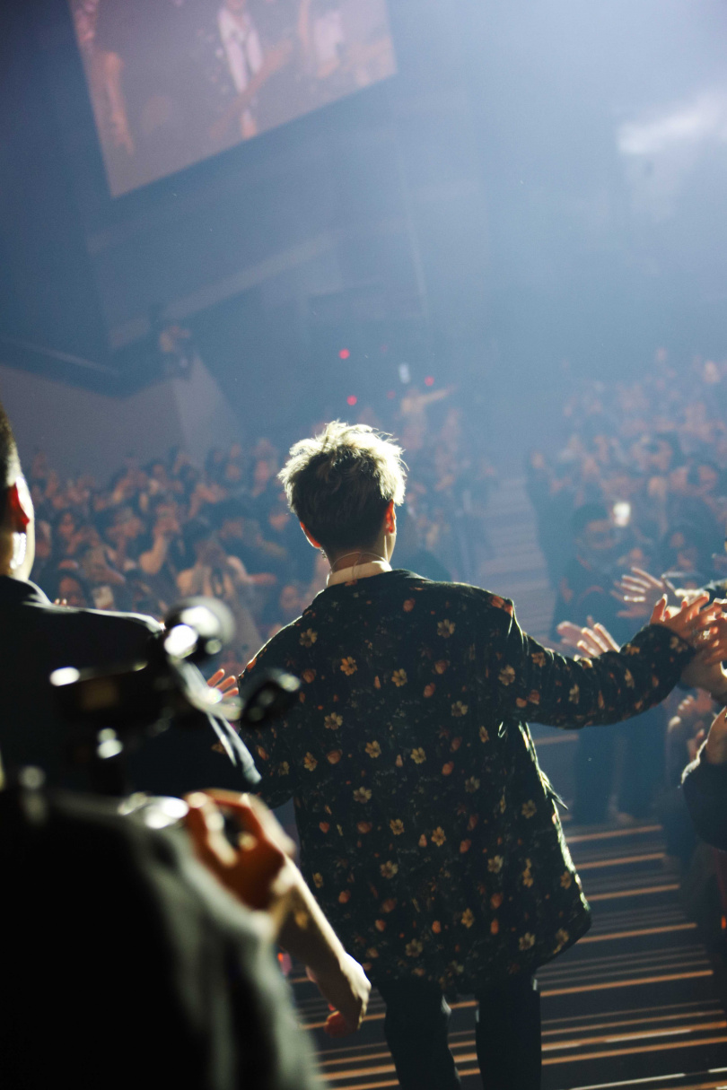 寵粉的佐藤健下台與觀眾近距離互動。（圖／KKLIVE提供）