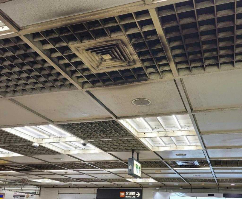 市議員王欣儀近日接到民眾檢舉，忠孝復興、忠孝新生等高人流的轉乘大站，其天花板和通風口「烏漆麻黑」，不僅灰塵厚重、板材泛黑，還嚴重發霉。圖為忠孝復興站。（圖／台北市議員王欣儀研究室提供）