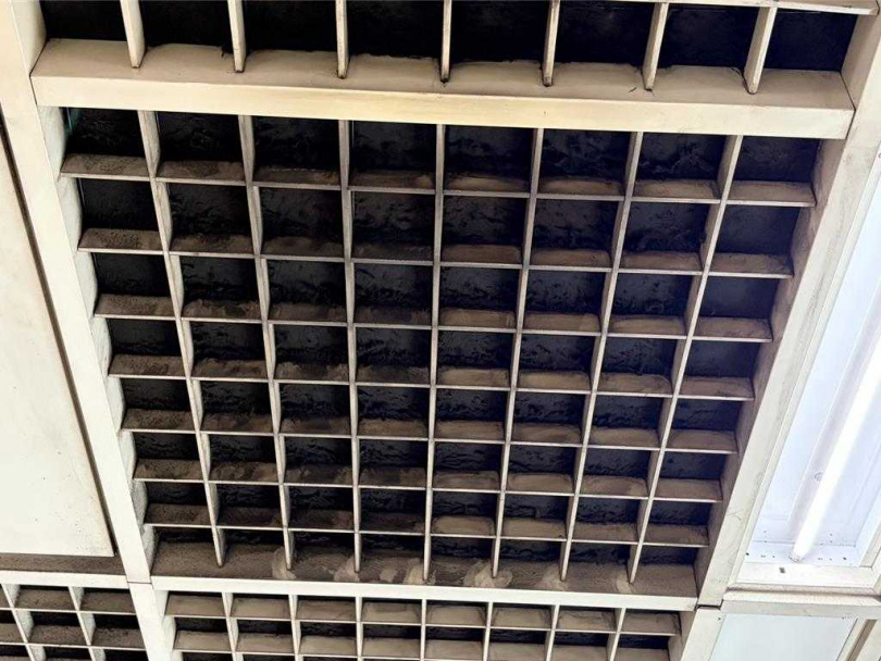 市議員王欣儀近日接到民眾檢舉，忠孝復興、忠孝新生等高人流的轉乘大站，其天花板和通風口「烏漆麻黑」，不僅灰塵厚重、板材泛黑，還嚴重發霉。圖為忠孝復興站。（圖／台北市議員王欣儀研究室提供）