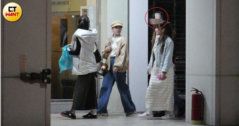 享用完美食後，三人又到附近的酒吧續攤。次日凌晨零點25分，離開酒吧時同行還多了一名男子一直跟在小優身旁。（圖／本刊攝影組）