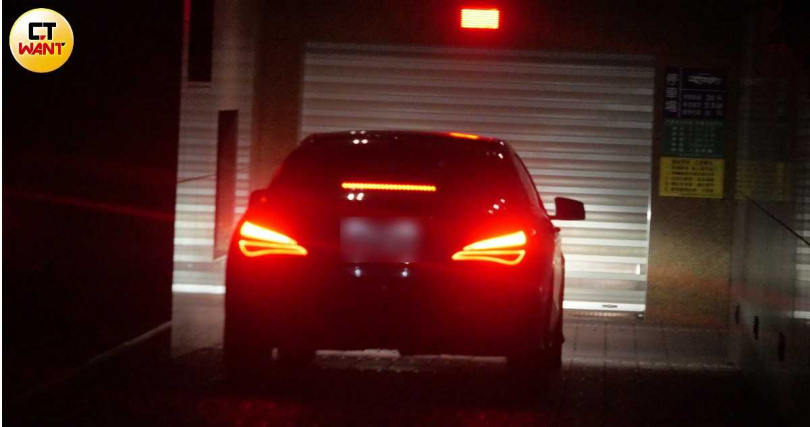 男子開車載著小優和黃露瑤，送完黃露瑤返家後車子開回小優家，直接開進停車場，遲遲未見男子再離開。（圖／本刊攝影組）