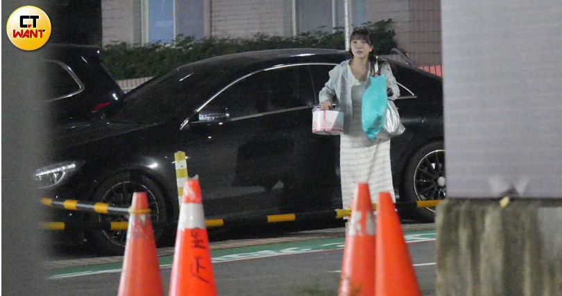 小優開著賓士車去拿蛋糕買禮物。（圖／本刊攝影組）