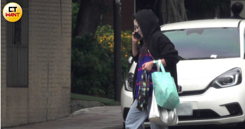 小優出門工作，臉上竟然還敷著面膜。（圖／本刊攝影組）