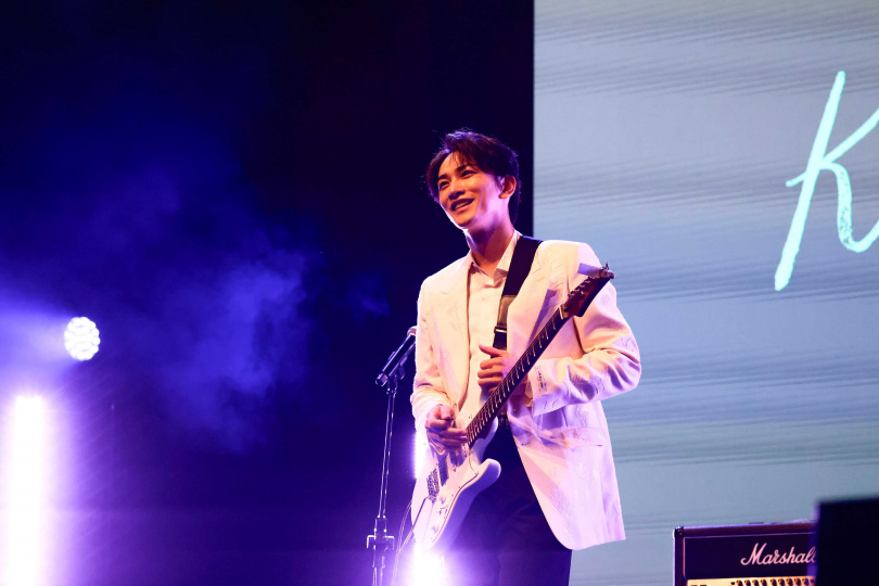 町田啓太準備吉他表演。(圖/LDH 愛夢悅提供)