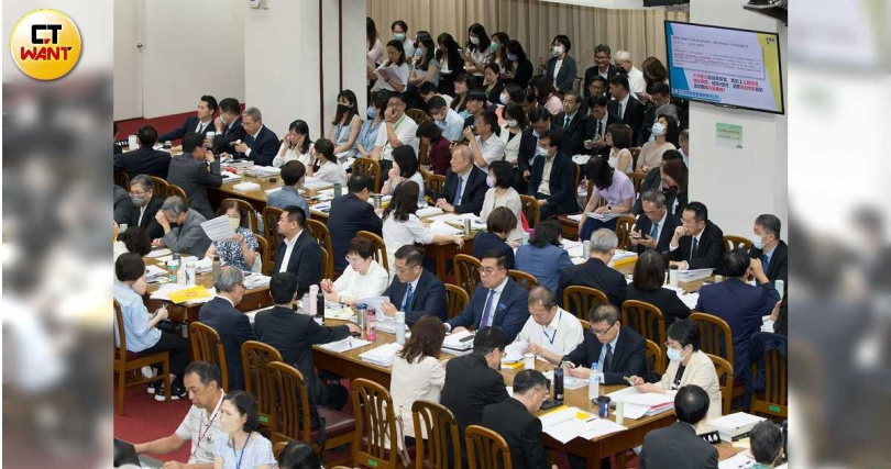 陳玉珍及立法院國會助理工會代表協商後,承諾未來進行提案審查時,將以修正動議方式,納入助理工會所提修法版本,一併送委員會審查。(示意圖/CTWANT攝影組)