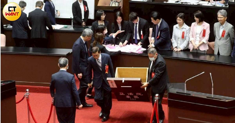 立法院12日正式三讀通過《公務人員退休資遣撫卹法》及《公立學校教職員退休資遣撫卹條例》修正草案,對於原先執行連續10年、每年調降 1.5%所得替代率的年改計畫正式喊卡。(示意圖/CTWant攝影組)