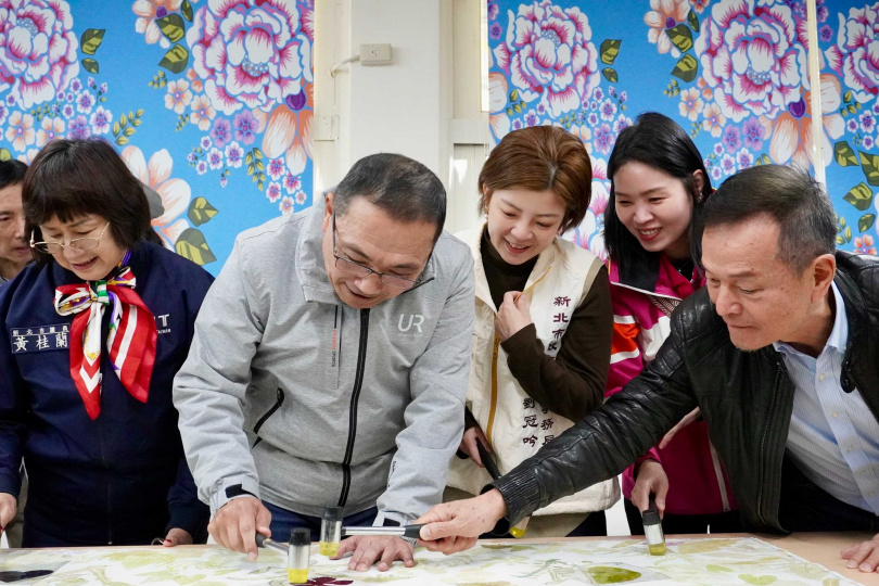 侯友宜市長(左2)與客家事務局劉冠吟局長(右3)及貴賓體驗植物槌染,創作出代表秋收冬藏的槌染作品,展現新北哈客三重館的新氣象。(圖片提供/哈客館)