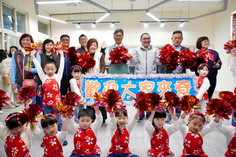 三重啟文幼兒園小朋友透過客語歡迎歌,與侯友宜市長及貴賓共舞,歡迎市民朋友一起來到新北哈客三重館作客。(圖片提供/哈客館)