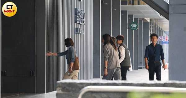 海委會主委管碧玲（左2）在31日跨年當天中午悠哉前往高雄「精綺盛宴」參加惜別趴。（圖／CTWANT攝影組）