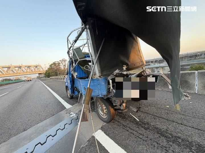 林婦駕駛小貨車停於外側車道遭後方水泥預拌車追撞，小貨車嚴重變形。（圖／翻攝三立新聞網）