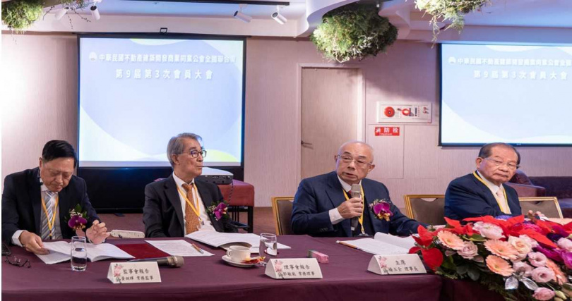 土方問題導致多個工地停工、成本飆漲，日前不動產建築開發公會全聯會舉行會員大會，會員提案通過希望政府暫緩實施土方清運新制。右2為不動產建築開發公會全聯會理事長楊玉全。（圖／不動產建築開發公會提供）