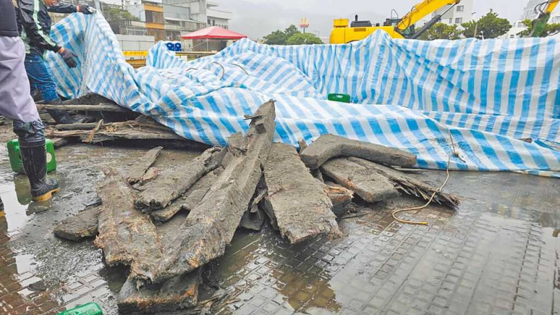 宜蘭縣頭城鎮一處建築工地發現一批遺構，宜蘭縣文化局第一時間指為漂流木，引發文化界批評。（圖／民眾提供／李忠一宜蘭傳真）