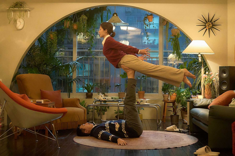 李荷妮懷孕仍賣力演出雙人瑜珈,讓不知情的河正宇相當自責。(圖/采昌國際多媒體提供)