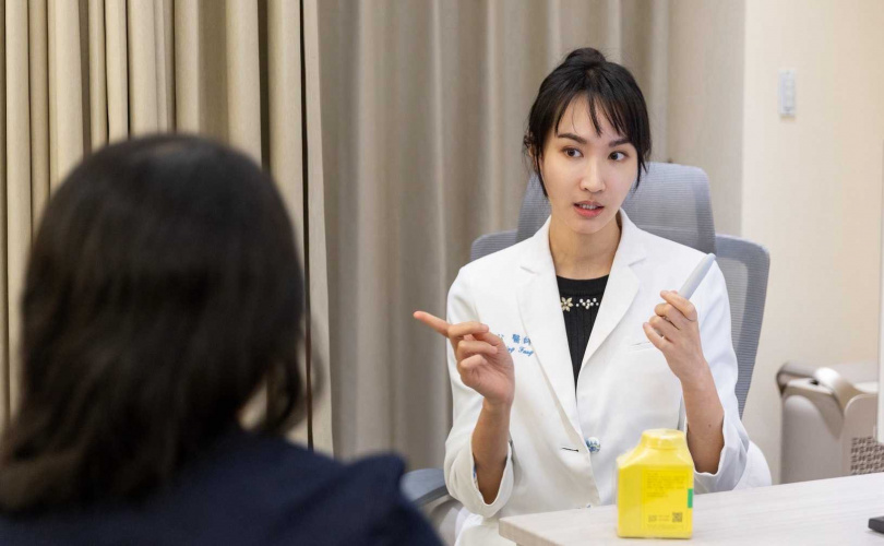 方宇心要得患者生活作息、日常習慣，以及多方多面的細節才能發現，因而初診時間往往得花一個半小時，才能為病人量身打造調理計畫。（圖／黃耀徵攝）