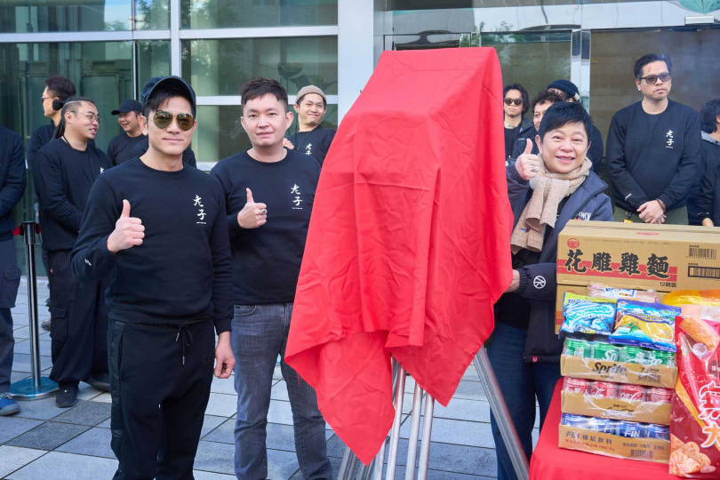 郭富城、總監製陳宜旻、聯合執行監製梁美薇共同揭開紅布。（圖／網銀國際影視）