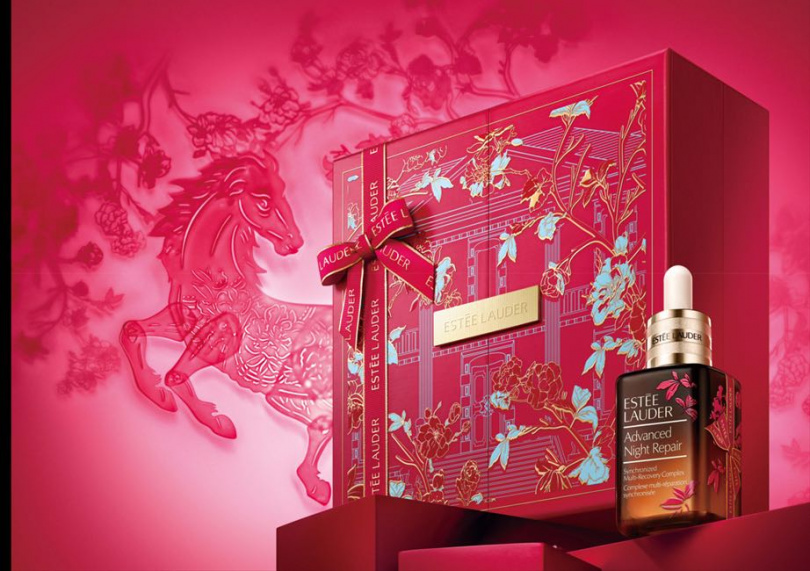 雅詩蘭黛 特潤超導全方位修護露 馬上紅運限定版50ml / 4,450元。（圖／品牌提供）