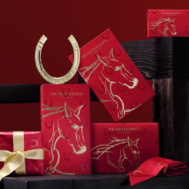 新春期間亦同步推出多項限定禮贈，包含紅包袋、絲巾飾帶與幸運馬蹄鐵，讓香氣祝福延伸至生活細節。（圖／品牌提供）