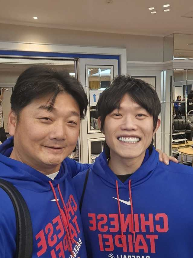 曾豪駒曬出與陳冠宇的合照，被不少球迷認為是兩人從國家隊畢業的「畢業照」。（圖／翻攝自Threads／diaog）