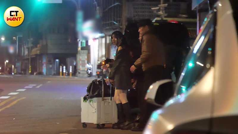 聚會結束後,俐蓁、Cooper與黑黑三人搭車同行返回新北住宅。(圖/本刊攝影組)