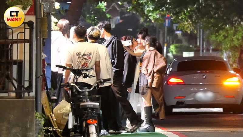 韓籍團員朴恩惠站在中間,接受黑黑(左)與俐蓁愛的親親。(圖/本刊攝影組)