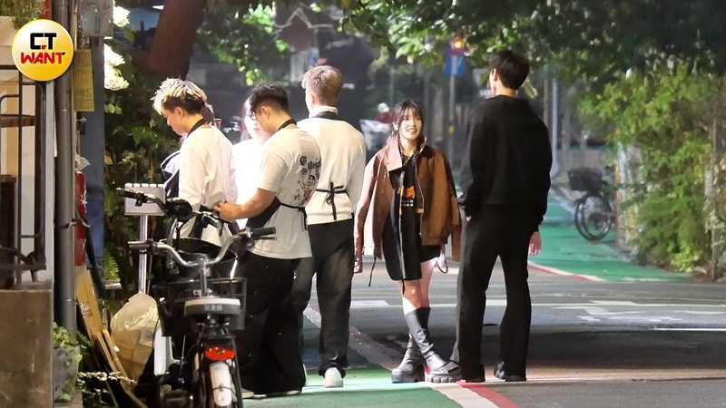 Cooper的外套一直披在俐蓁的身上,兩人聊個不停。(圖/本刊攝影組)