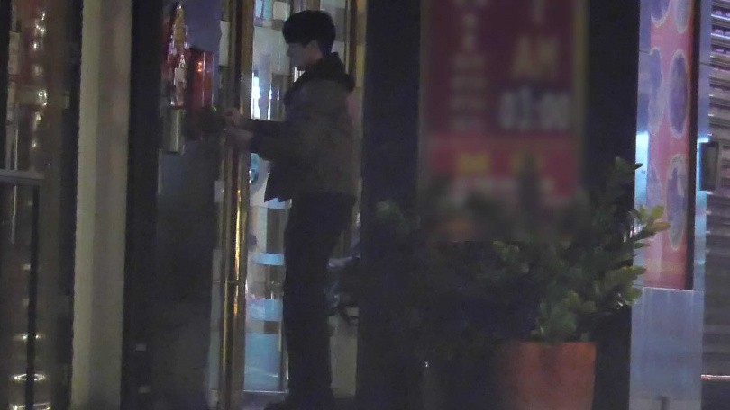 黑黑跑去便利商店,而俐蓁與Cooper則推著行李走向社區大門,Cooper拿著俐蓁的門禁卡開門,兩人隨後一起進入大樓。(圖/本刊攝影組)