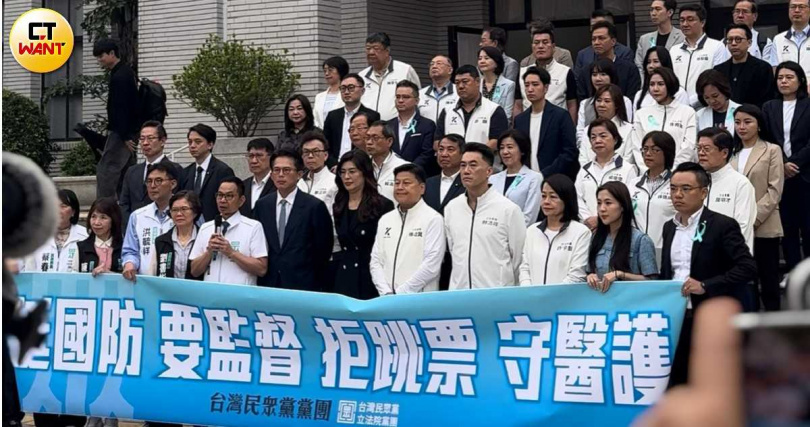軍購案朝野交鋒近半年，最終藍白聯手通過7800億元規模對美採購。（圖／黃摯恩攝）