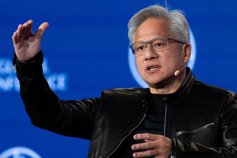 之前未出現在隨行企業領袖名單中的輝達執行長黃仁勳，已搭上空軍一號，將隨川普訪問中國。（圖／達志／路透社）