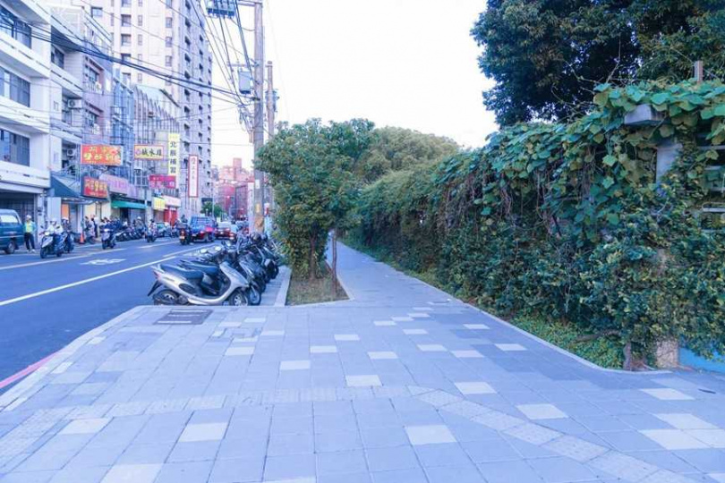 改善後的竹北仁愛國中周邊道路綠意盎然植栽蓊鬱,地上馬賽克磁磚更是別出心裁。(圖/翻攝自竹北市公所媒體群組)