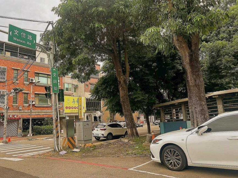 改善前的竹北仁愛國中周邊道路步行舉步維艱。(圖/翻攝自竹北市公所媒體群組)