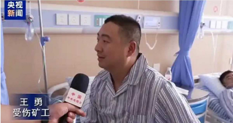 倖存礦工回憶,事發瞬間遭衝擊波掀翻,並聞到濃烈硫磺與粉塵氣味。(圖/翻攝自央視)