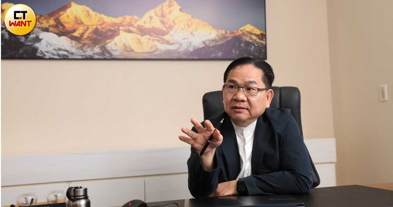上亞科技新任董事長蔡文杰接受CTWANT採訪,首度曝光新增第三支營收引擎的「科技事業群」,力拼營收成長獲利。(圖/黃耀徵攝)