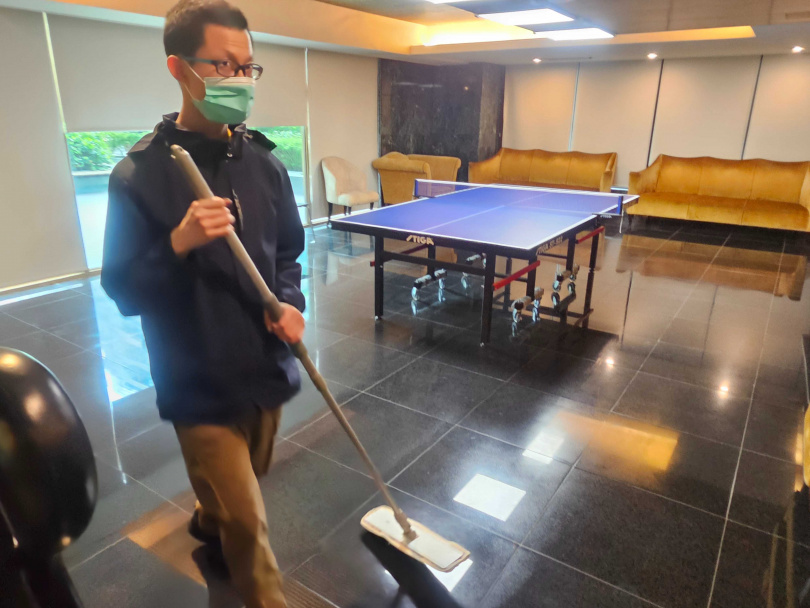小峰從事社區大樓清潔工作。（圖片提供／臺北市勞動力重建運用處）
