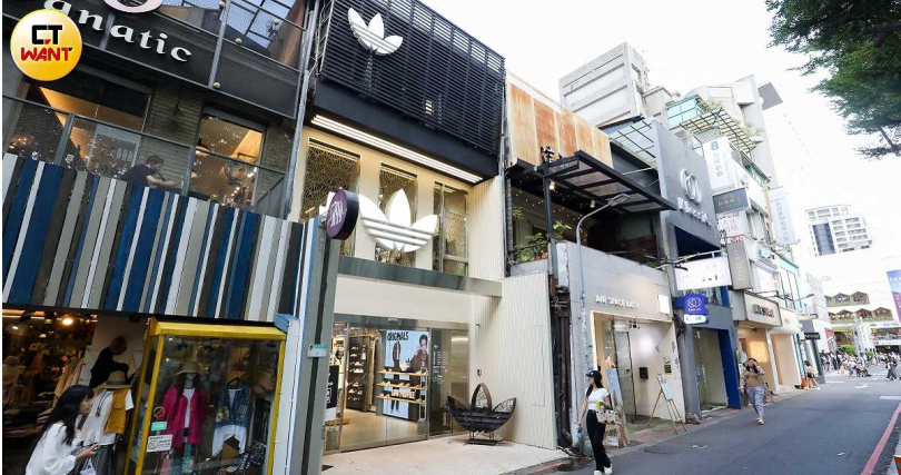 知名運動品牌adidas中山商圈第二家分店就開在ROBINMAY和AIR SPACE的旁邊，業者推測adidas以每坪租金約80萬元搶下租約，是當初房東開價的一倍。（圖／侯世駿攝）