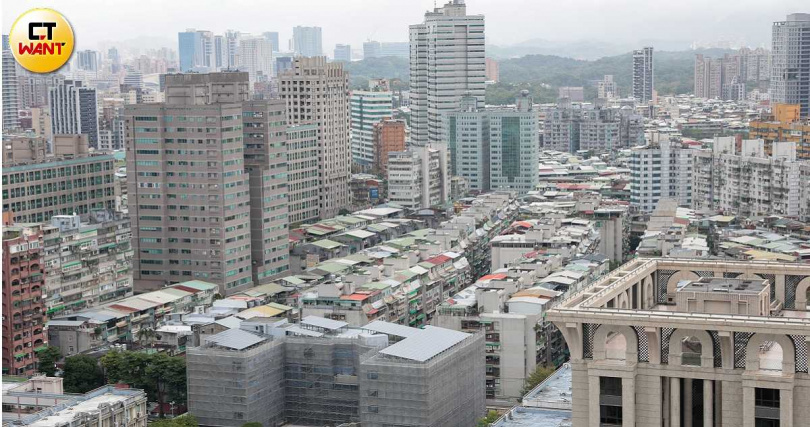 全台30年以上老屋占近6成、約550萬戶,都市更新刻不容緩,等不到建商一一推動合建,政府鼓勵地主「自主都更」還能保留更多坪數,但地主千萬別忽略了應承擔的風險。(圖/黃耀徵攝)