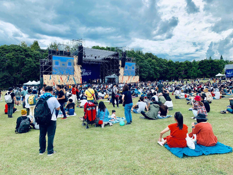 國立暨南國際大學校園內除了種植櫻花外，也有廣大的草地，可以讓大、小朋友盡情遊玩，享受戶外活動。（圖／翻攝自國立暨南國際大學臉書）