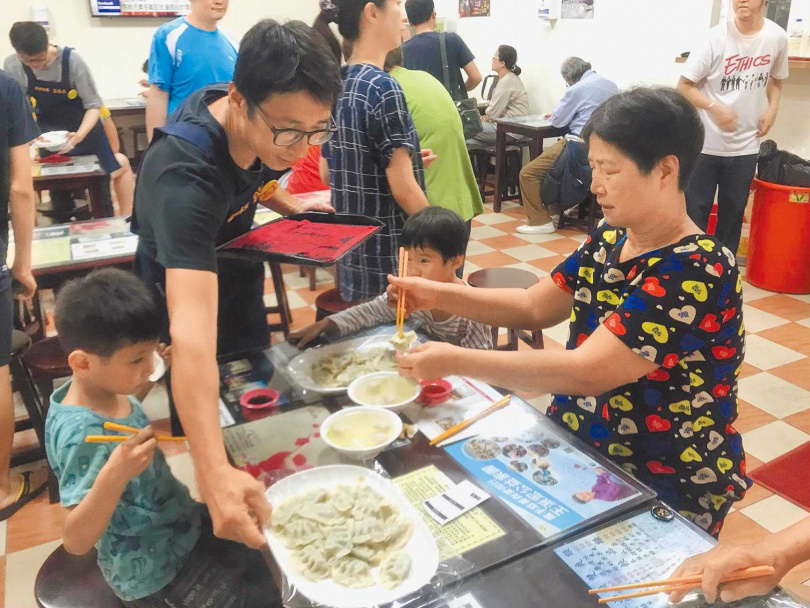 年節期間,家人聚在一起包餃子,一邊聊天,更能增添趣味。(圖/報系資料照)
