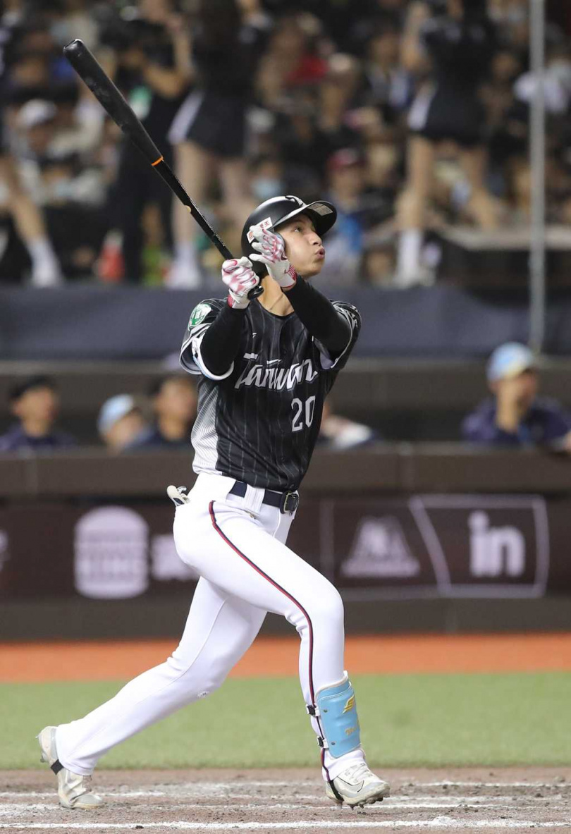 林佳緯8局上轟出右外野滿貫全壘打，助中華隊反超樂天巨人。（圖／中國時報黃世麒攝）