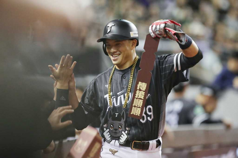 吳念庭在台韓交流賽2局上敲出中華隊此役首安，也跑回第1分。（圖／中國時報黃世麒攝）