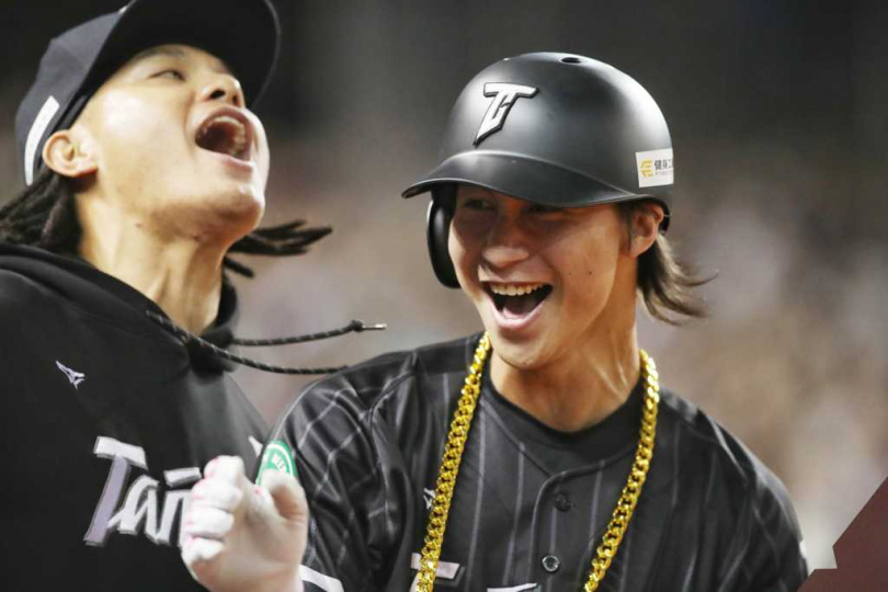 林佳緯8局上轟出右外野滿貫全壘打，助中華隊反超樂天巨人。（圖／中國時報黃世麒攝）