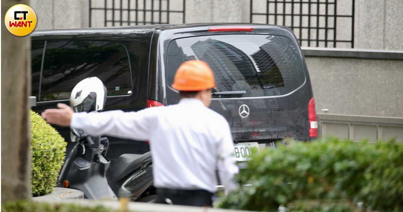 林女家屬於殯儀館結束相驗後,乘黑色箱型車進入停車場,後續將進行招魂儀式。(圖/黃耀徵攝)