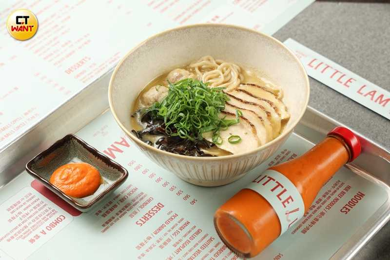 「雞白湯拉麵」的紹興醉雞、加了軟骨的雞肉丸都是亮點之一，嗜辣者還可搭配林明健以發酵鬼椒、甜椒與洋蔥等特製的辣醬，後勁十足又百搭。（380元，圖／林士傑攝）