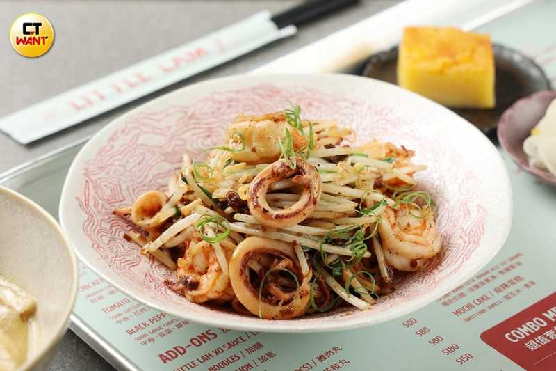 鹹甜交織的「黑胡椒鮮蝦撈麵」除了彈牙鮮蝦還有中卷、韭菜、銀芽等配料，麵體使用日本山茶花麵粉製成的無雙生麵，富有咬勁。（360元，圖／林士傑攝）