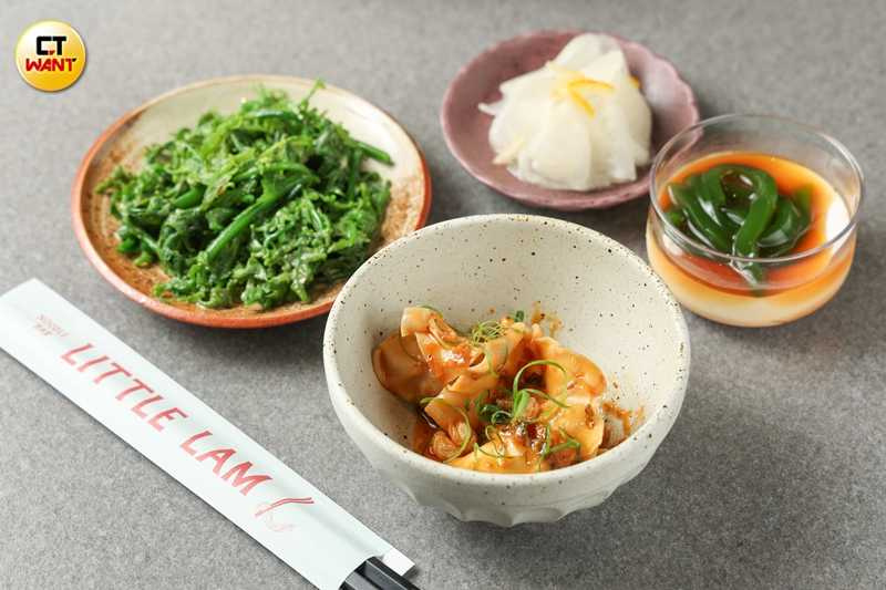 「套餐A」可選擇開胃小點、蔬菜與甜點等4樣小食，包括干貝花枝雲吞或豬肉蔬菜春捲擇一、炒過貓或烤茄子擇一、柚子蘿蔔、煎蕊或麻糬蛋糕擇一。（套餐A＋250元，圖／林士傑攝）