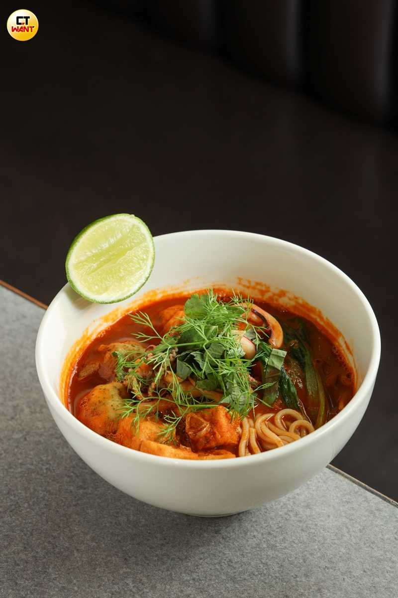 風味酸香的「番茄海鮮米線」讓人宛如置身東南亞街頭，搭佐手工花枝丸、蝦丸與中卷疊加鮮美滋味。（420元，圖／林士傑攝）