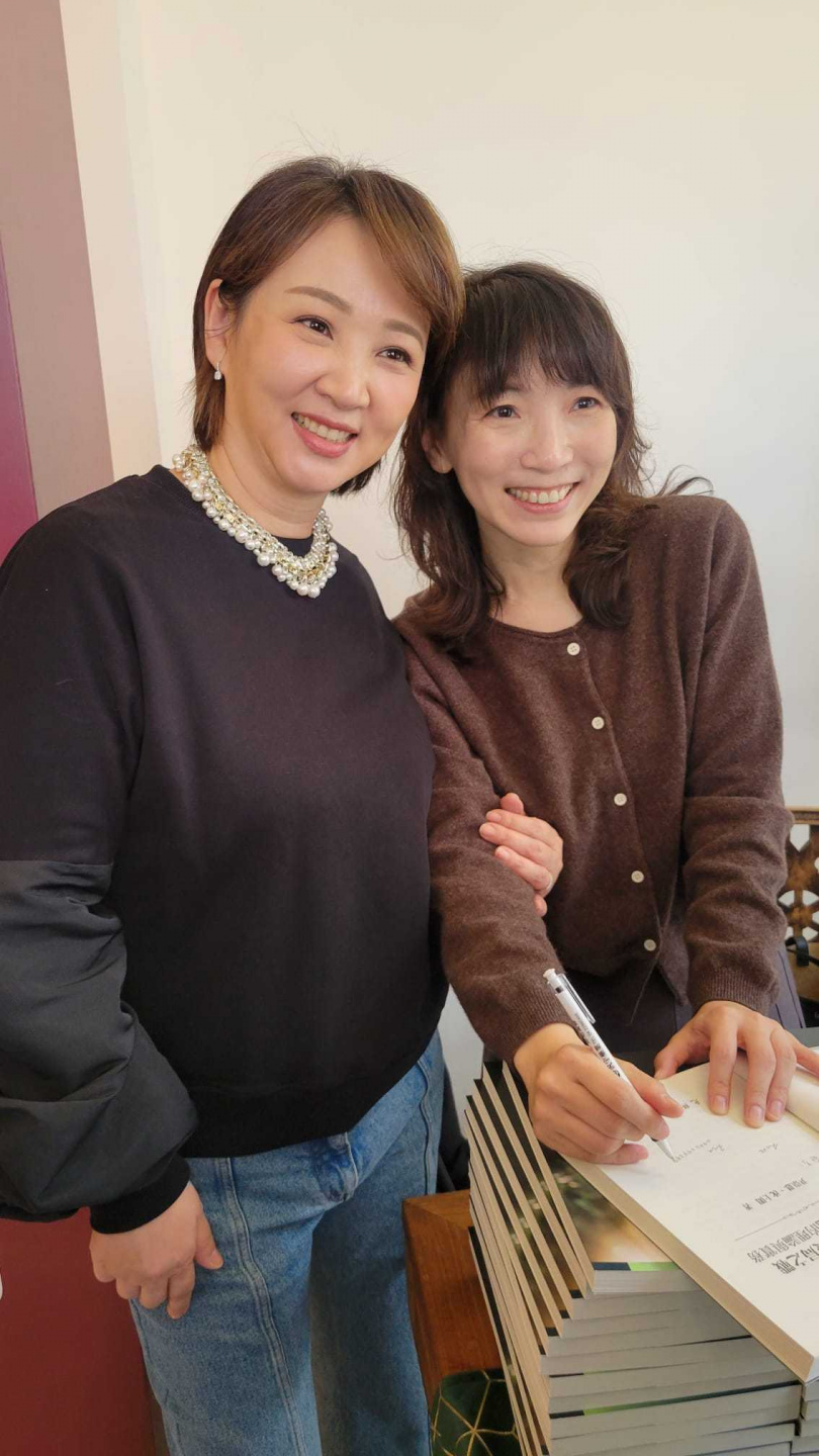 郁方（左）開心拿到尹崇恩的新書簽名。（圖／台灣世界夫人協會）