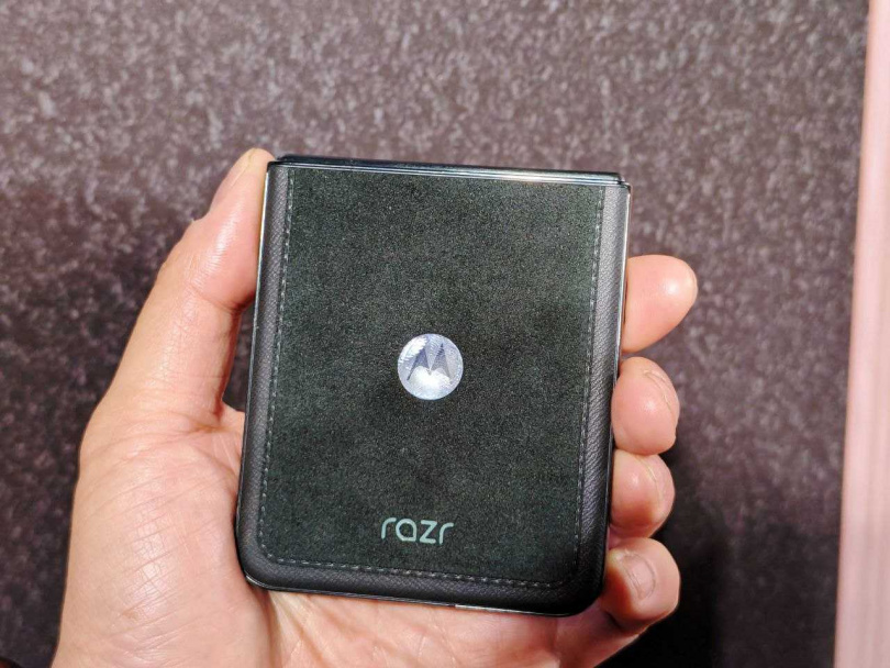 Motorola razr 60 Ultra的背面,背面的質感讓整體握持感超好。(圖/廖梓翔攝)